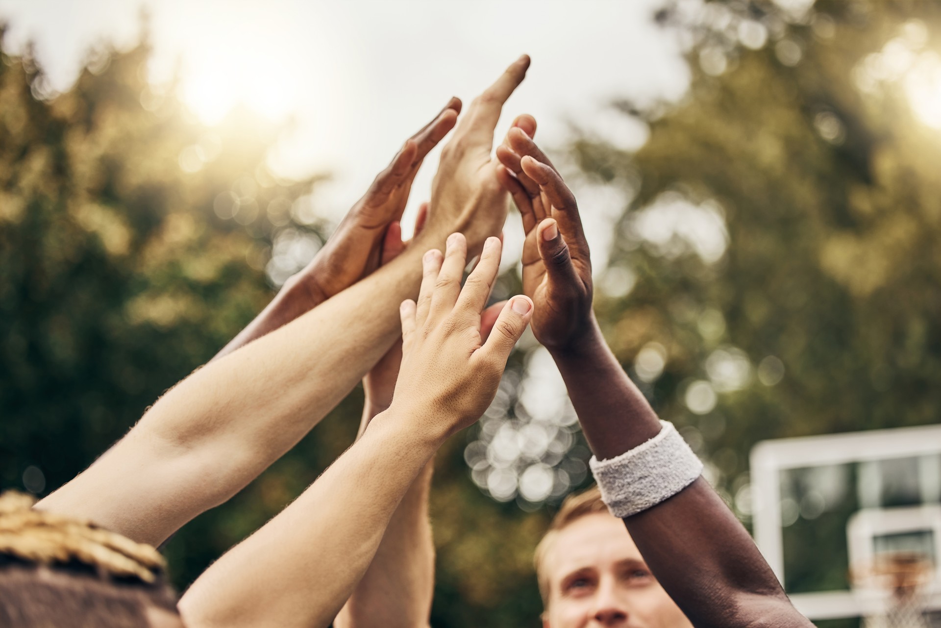 Baloncesto, ganador y manos, equipo choca los cinco para el juego al aire libre. Objetivo de éxito, diversidad y victoria para el deporte masculino. Trabajo en equipo, diversidad y apoyo, amigos en la cancha de baloncesto junto con el entrenador